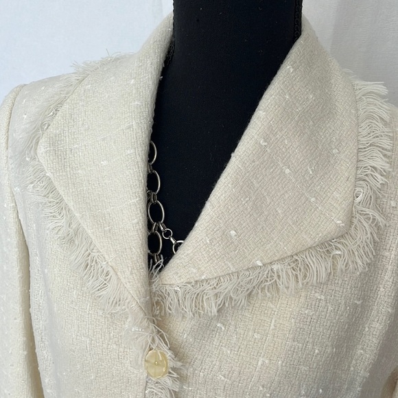 Designer Barbara Bates beautiful off white suit. Fringe accent details Luxury 10 - Picture 3 of 8